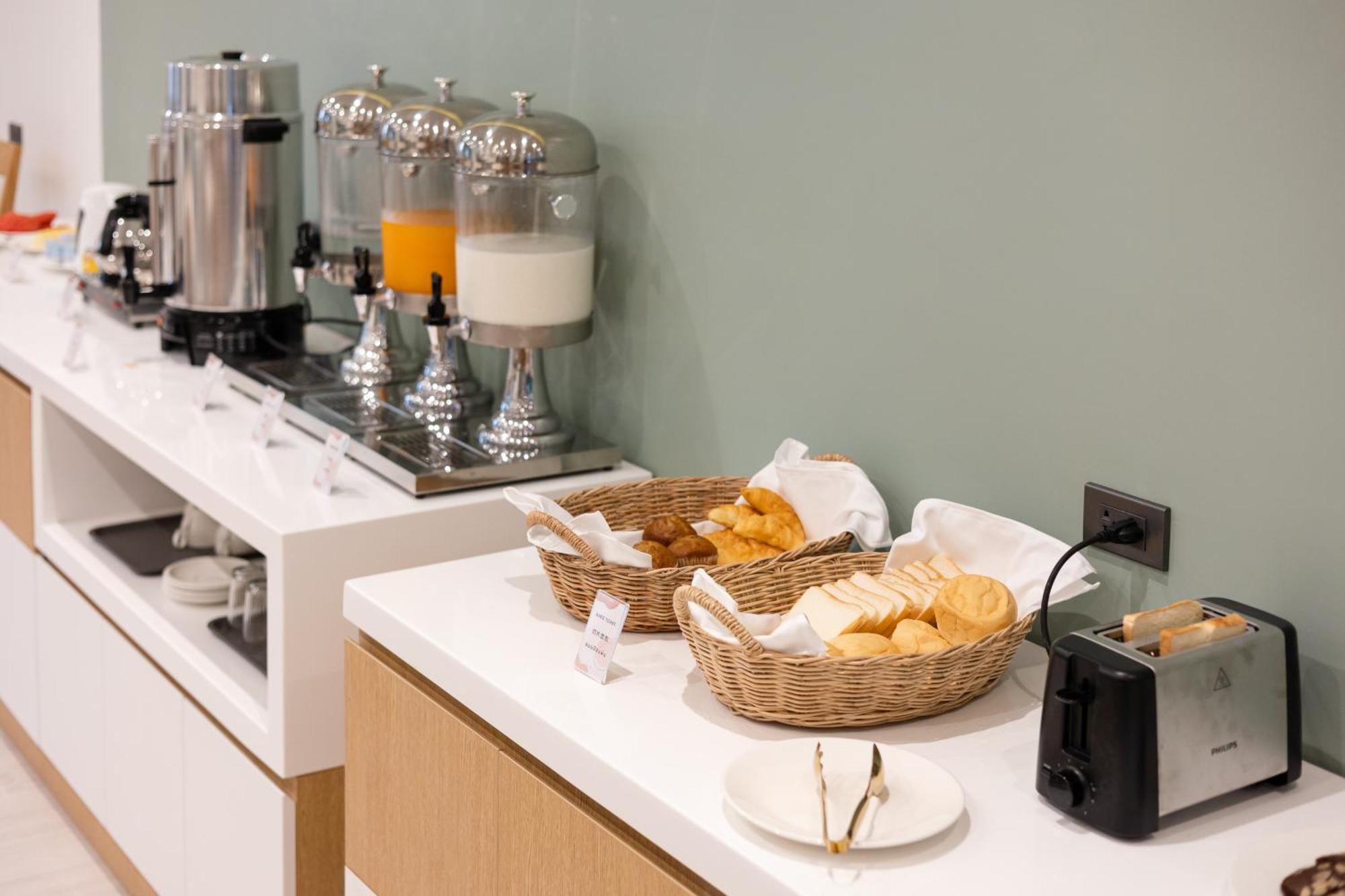 Pure Eleven Hotel Bangkok Makkasan Ngoại thất bức ảnh