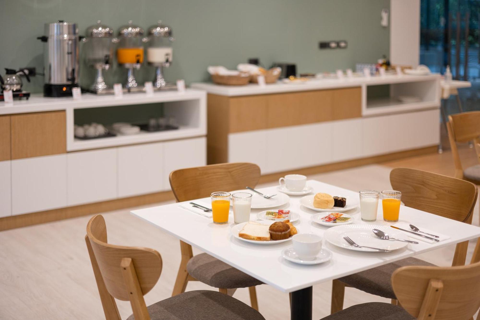 Pure Eleven Hotel Bangkok Makkasan Ngoại thất bức ảnh
